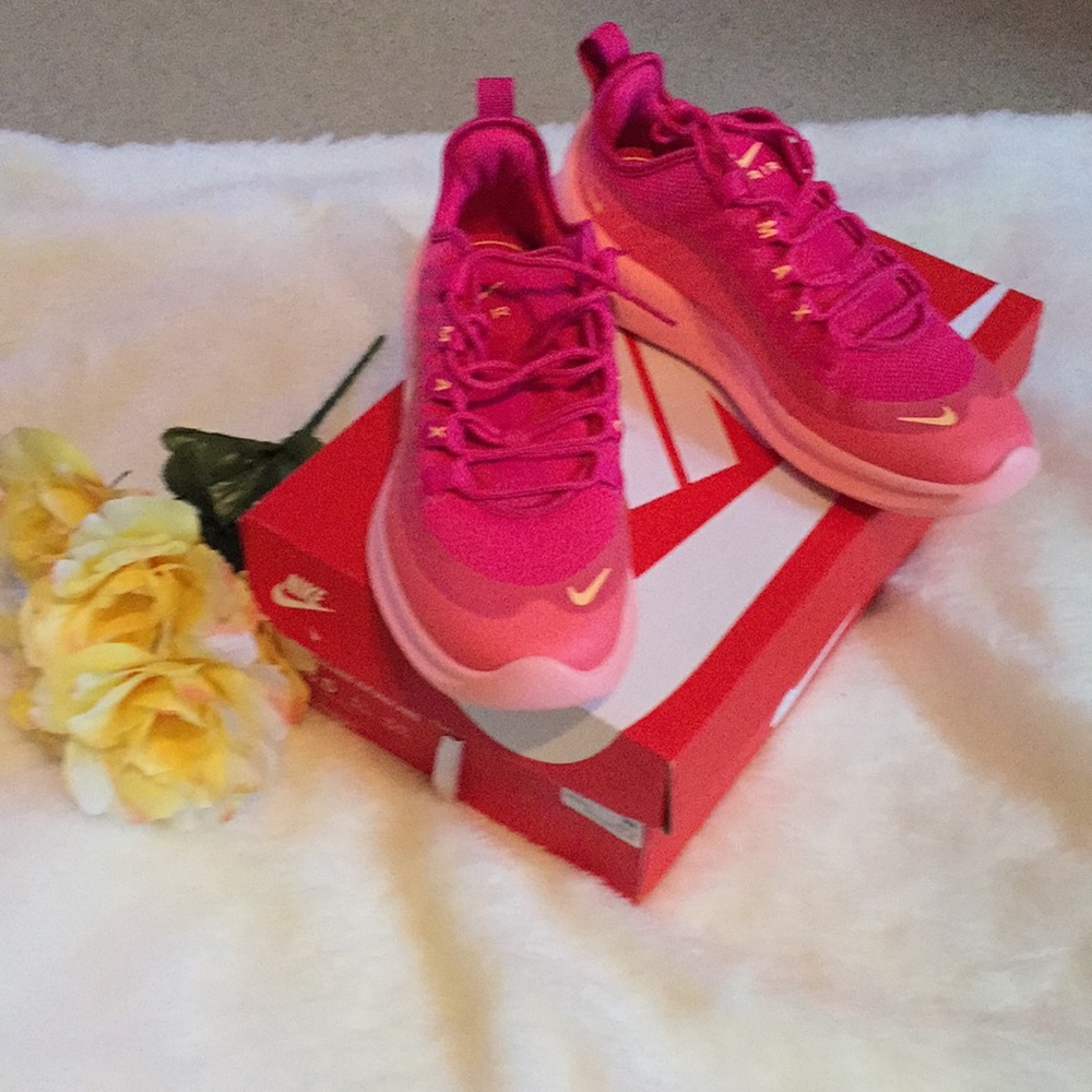 New Nike Air Max Axis Size 6
